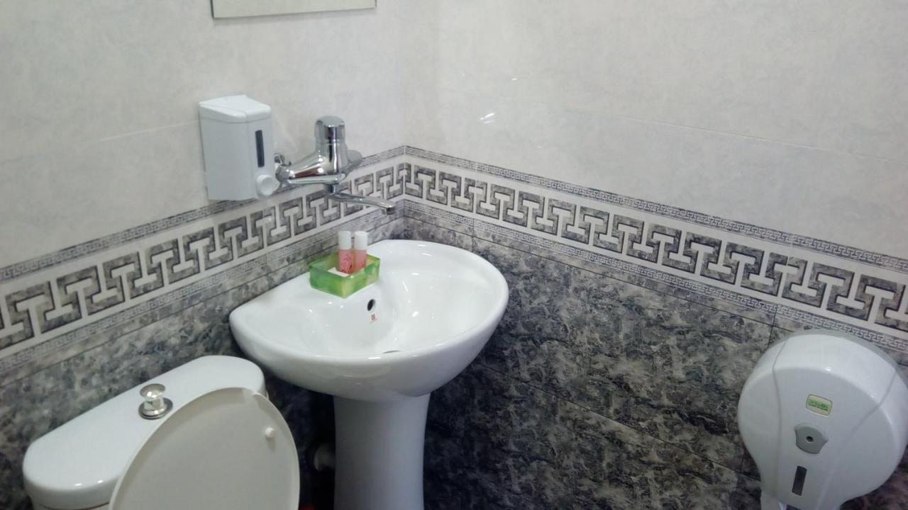 Hotel Isani ティビリシ エクステリア 写真